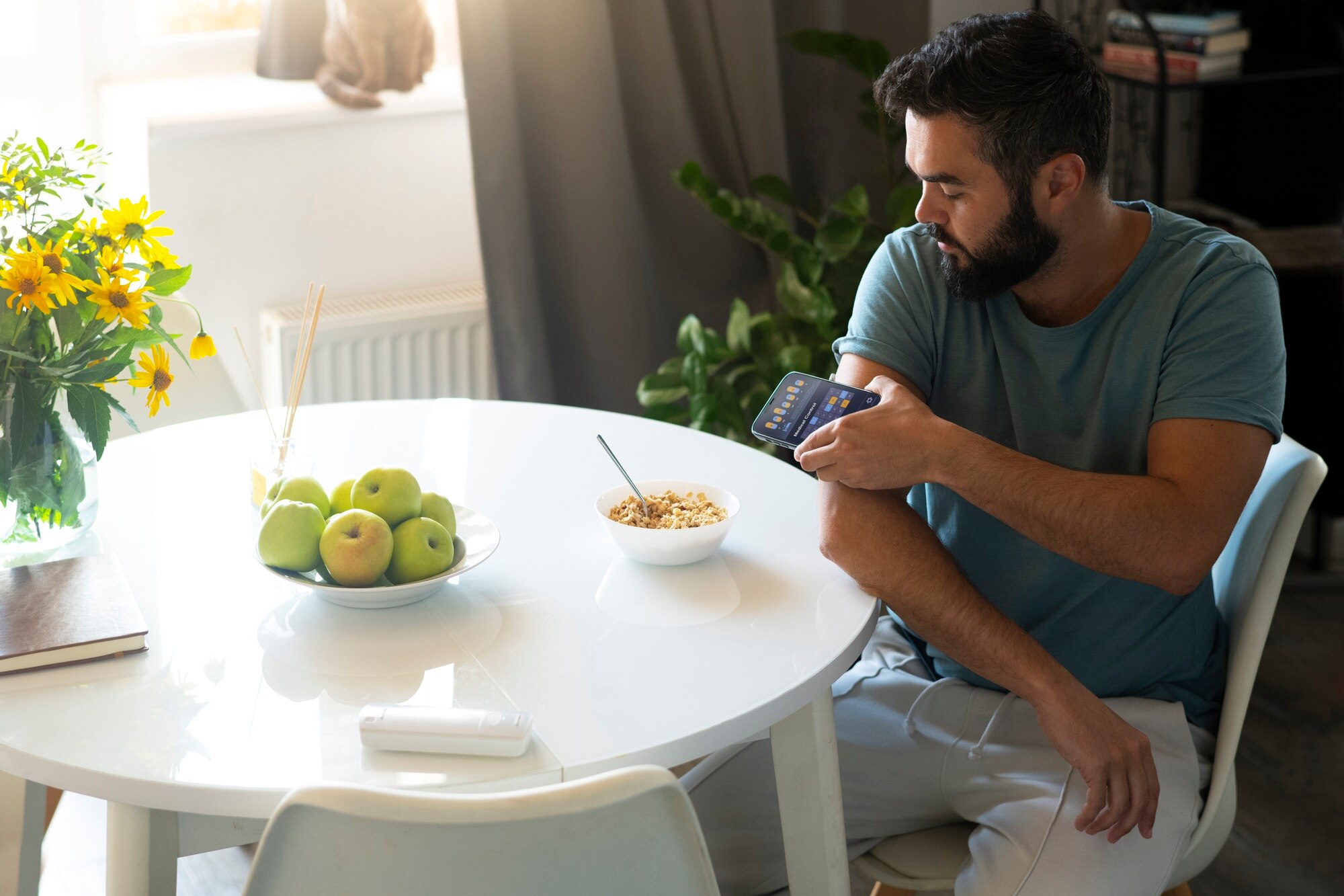 Mesa con alimentos saludables — hierbas aromáticas, verduras crudas y aceite de oliva sobre superficie blanca